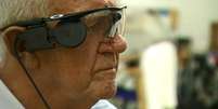 Com ajuda de implante, Ray Flynn volta a poder distinguir contornos das coisas e das pessoas  Foto:  BBC