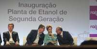A presidente Dilma entre o empresário Rubens Ometto, à esquerda, e o governador Geraldo Alckmin  Foto: Janaina Garcia / Terra