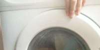 Mãe alegou que criança subiu na máquina de lavar por vontade própria  Foto: Daily Mail / Reprodução