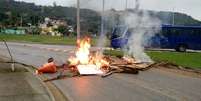 Manifestantes atearam fogo em pedaços de madeira e restos de podas de árvores  Foto: Eduardo Rios de Oliveira / vc repórter
