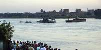 Pessoas observam local de acidente envolvendo dois barcos no Rio Nilo, no Egito  Foto: EFE