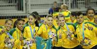 Meninas do handebol comemoram o quinto ouro consecutivo do Brasil em Jogos Pan-Americanos  Foto: José Mendez / EFE