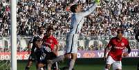 Alisson fez ótimas defesas no primeiro tempo para segurar o ataque da Ponte  Foto: Friedemann Vogel / Getty Images