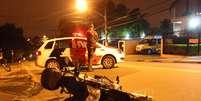Policial militar de folga foi morto a tiros na noite passada. Ele trafegava com sua moto quando foi abordado por indivíduos armados que ocupavam um veículo  Foto: Nivaldo Lima / Futura Press