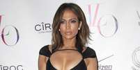 Para comemorar seus 46 anos, Jennifer Lopez apostou na ousadia e na sensualidade ao escolher modelo side-butt, com vários recortes, da grife Bao Tranchi  Foto: The Grosby Group