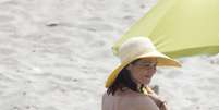 Rachel Weisz exibiu boa forma de biquíni em praia na Espanha   Foto: The Grosby Group