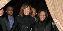 Filha de Whitney Houston, Bobbi Kristina Brown morreu aos 22 anos, em 26 de julho de 2015. Ela ficou internada por 6 meses, após ser encontrada desacordada na banheira de sua casa. Nesta foto, Bobbi está com sua mãe, a cantora Whitney Houston, morta em 2012  Foto: @Jason Merritt / Getty Images