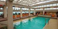 Entre os atrativos são as piscinas com teto transparente e retrátil, como no Rhapsody of the Seas  Foto: Royal Caribbean International/Divulgação