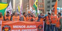 Grupo protestra contra um possível aumento de juros, que, segundo eles, penalizaria ainda mais a produção e reduziria os empregos.   Foto: Elisa Feres / Terra