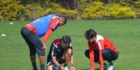 Pato observa prancheta de Osorio no treino desta terça  Foto: saopaulofc.net / Divulgação