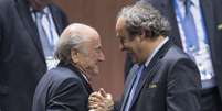 Platini com Blatter, seu antigo aliado: candidatura para suced&ecirc;-lo como oposi&ccedil;&atilde;o   Foto: Patrick B. Kraemer / EFE