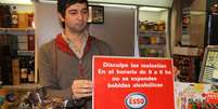 Matías Sosa deve cumprir uma lei que proíbe comércios como o dele de vender bebidas alcoólicas à noite. O governo uruguaio quer ampliar a restrição.  Foto: BBC