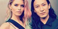 O estilista Alexander Wang ao lado da modelo Abbey Lee Kershaw, no Inspiration Gala New York, em junho de 2015  Foto: Mike Coppola / Getty Images
