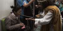'É um milagre!': comediantes expõem passageira que sentou em assento para deficientes  Foto: BBC News Brasil
