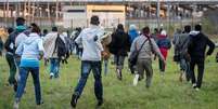 Imigrantes tentam atravessar a fronteira de forma ilegal pelo Eurotúnel  Foto: Twitter / Reprodução