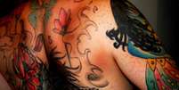 A tatuadora Flavia Carvalho cobre cicatrizes de mulheres vítimas de violência sem cobrar delas  Foto: Divulgação