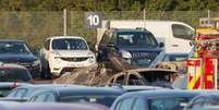 Jatinho caiu em local de leilão de carros no sul da Inglaterra  Foto: AP