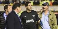 Burzaco (dir.) durante confus&atilde;o no jogo Boca x River pela Libertadores  Foto: Amilcar Orfali / Getty Images