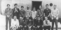 José Dirceu (o segundo em pé, da esquerda para a direita), junto com prisioneiros políticos libertados em troca do embaixador norte-americano em 1969. Vladimir Palmeira está no meio, sentado; sequestro de embaixador teve participação de Venceslau.  Foto: Reproducao