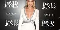 Modelo Gigi Hadid prestigia evento de moda na Austr&aacute;lia com vestido decotado, inspirado no visual dos anos 1960  Foto: Brendon Thorne  / Getty Images