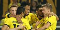Jogadores do Borussia comemoram a vitória elástica e a classificação para a próxima fase da Liga Europa  Foto: EFE