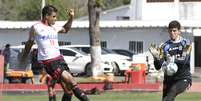 Ederson (à esquerda) treina pelo Flamengo mas ainda não irá estrear  Foto: Gilvan de Souza - Flamengo / Divulgação