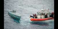 Guarda Costeira americana encontra embarca&ccedil;&atilde;o semi-submers&iacute;vel 320 km ao sul da costa do M&eacute;xico. Ela estava carregada com quase seis toneladas de coca&iacute;na.  Foto: BBC Brasil