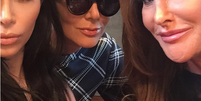 Kim Kardashian (à esq) posta foto que mostra a mãe, Kris (ao centro), e o ex-padrasto Caitlyn Jenner, juntos pela primeira vez desde a transição de gênero de Bruce Jenner  Foto: @Kim Kardashian / Instagram/Reprodução