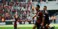 Christi&aacute;n Vilches marcou seu primeiro gol com a camisa rubro-negra  Foto: Divulga&ccedil;&atilde;o/Atl&eacute;tico-PR
