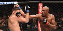 Anderson Silva em confronto diante de Nick Diaz  Foto: Divulgação / UFC
