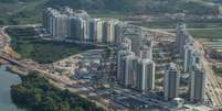 Conjunto de prédios da Vila dos Atletas, próxima ao Parque Olímpico, tem mais de 3,6 mil apartamentos  Foto: Prefeitura do Rio