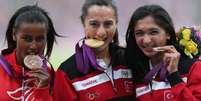 Com a punição, o ouro olímpico foi para Gamze Bulut (dir.), outra atleta turca   Foto: Clive Brunskill / Getty Images 