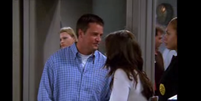 Chandler faz piada ao passar pelo detector de metais, enquanto Mônica coloca o cinto  Foto: @bagurka / Reprodução/Youtube