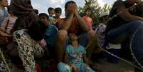 Imigrantes macedônios amontoados em condições precárias na fronteira grega  Foto: Divulgação/BBC Brasil