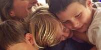 Gisele posta foto abraçada com os filhos e o enteado  Foto: @giseleofficial/Instagram / Reprodução