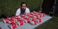 O inglês Adam Moran antes de comer 17 Big Macs em uma hora  Foto: @Beardmeatsfood / Reprodução Youtube