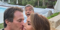 George Clooney (atrás) atrapalha selfie romântica da supermodelo Cindy Crawford e de seu marido, Rande Gerber  Foto: @cindycrawford / Instagram/Reprodução