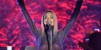 Rita Ora cobre seios com estrelinhas adesivas em show de Los Angeles, na noite desta quarta-feira (26)  Foto: Kevin Winter / Getty Images