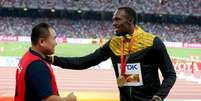 Nesta sexta, o protagonista do acidente esperou o jamaicano receber a medalha de ouro do tetracampeonato mundial dos 200m para pedir o perd&atilde;o pelo &ldquo;carrinho&rdquo; por tr&aacute;s, al&eacute;m de presentear o velocista com um bracelete que simboliza a amizade.  Foto: Getty Images