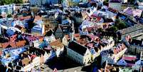 A praça da Cidade Antiga é um dos locais mais visitados de Tallinn  Foto: Toomas Volmer/Tallinn City Tourist Office & Convention Bureau/Divulgação