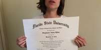 Stephanie Ritter está vendendo seu diploma e "experiência universitária" em site de compras  Foto: eBay / Reprodução
