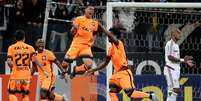 Ralf comemora o segundo gol do Corinthians, mas quem não comemorou nada foi o Fluminense, que teve anulado um gol legítimo na partida em Itaquera  Foto: Getty Images