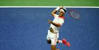 Federer, o número 2 do mundo, salta para executar um smash e garantir um ponto   Foto: Getty Images
