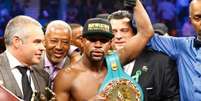 Floyd Mayweather exibe cinturão de campeão dos meio-médios  Foto: AFP