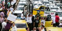 Taxistas fazem protesto em frente à Câmara dos Deputados de São Paulo durante votação que tornou aplicativos como o Uber irregulares na cidade  Foto: Paulo Pinto/Fotos Públicas