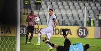 Ricardo Oliveira marca para o Santos sobre o S&atilde;o Paulo na Vila Belmiro  Foto: Gazeta Press