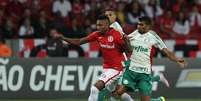 Vitinho e Thiago Santos disputam bola no jogo no Beira Rio  Foto: Gazeta Press