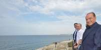 Vladimir Putin, presidente Russo, e Silvio Berlusconi, ex-primeiro ministro da It&aacute;lia, visitam parques de escava&ccedil;&otilde;es arqueol&oacute;gicas na Crimeia.  Foto: EFE