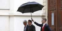 Presidente da França, Francois Hollande, ao centro da imagem  Foto: EFE