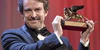 O diretor venezuelano Lorenzo Vigas recebe o prêmio Leão de Ouro pelo filme &#039;Desde Allá&#039; na cerimônia de encerramento do 72° Festival Internacional de Veneza  Foto: Claudio Onorati / EFE